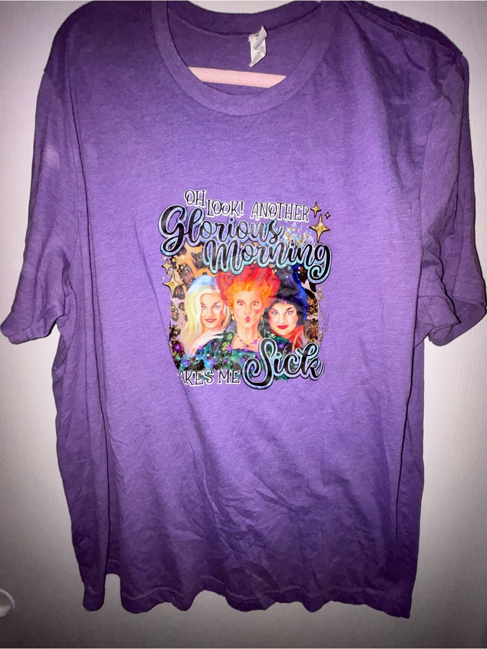 T-shirt neckline with Canvas label